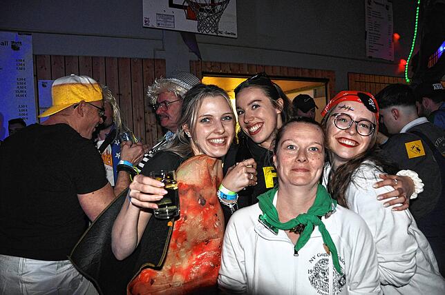 Bild 16: Hugeloh Ball 2025: Diese Bilder zeigen die beste Stimmung in der Mehrzweckhalle