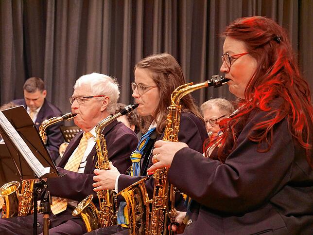 Hier stimmen die Saxofone mit ihren Klangfarben einen regelrechten Gesang an.