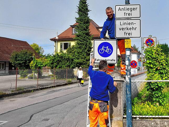 Mitarbeiter des Kreises haben jüngst die Schilder für die neue Fahrradstraße montiert.
