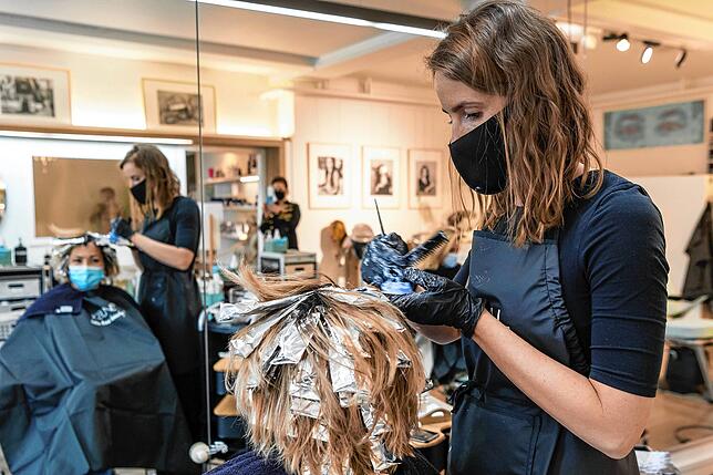 Blick in einen Basler Friseursalon Anfang Mai: Friseure und Blumenläden haben in der Schweiz bereits seit dem 27. April wieder geöffnet.