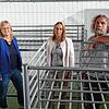 Die Betten stehen schon: Martina Lohr, Monika Brumm und Ulrich Haaff (alle von Links) vom Landratsamt stehen in einer der Wohnboxen in ...