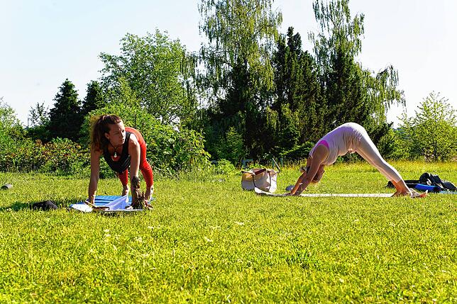 Yogalehrerin Nadine Verde und Teilnehmerin Katja Rüter beim Yoga im Rosengarten in Villingen im Juni 2023. Wäre das Gefängnis eine ...