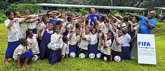 Fußball in der Schule: Timo Jankowski (hinten, Mitte) und die Kinder freuen sich, dass auf Fidschi künftig der Fußball auf dem ...