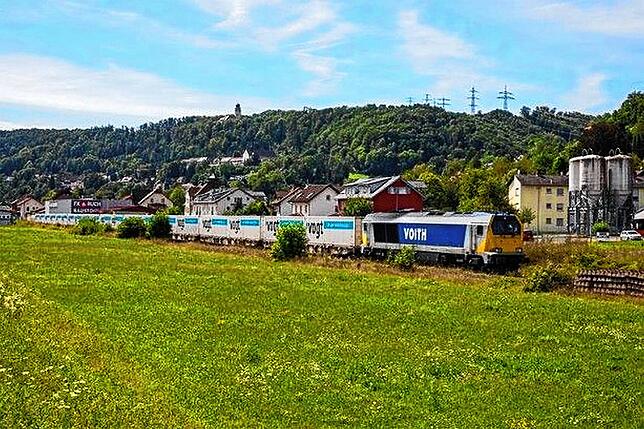 Die Diesellok und ihre zehn Containerwaggons in Stühlingen, im Hintergrund ist Schloss Hohenlupfen zu sehen.