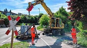 Die Bauarbeiten am Bahnübergang in der Tuttlinger-Straße laufen auf Hochtouren.