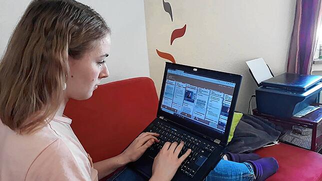 Sofa statt Schulbank: Amelie Nelly Frohnmayer lernt während der Schulschließung zu Hause. Die 18-Jährige ist erleichtert, dass ihre ...
