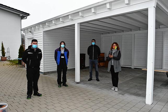 Die Lehrlinge Jannis Roth und Frank Lindenthal sowie Christoph de Monte (von links) übergaben Manuela Martin in diesem Jahr 21 ...