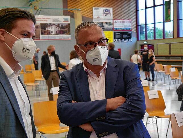Alt-Bürgermeister Hans-Peter Lehmann (rechts) im Gespräch mit Marian Schreier, Bürgermeister von Tengen.