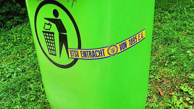 Fans oder Gegner von Eintracht Braunschweig? Jedenfalls ist dieser Mülleimer in Litzelstetten mit einem Aufkleber des niedersächsischem ...