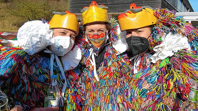 Fantasievoll bunt sind nicht nur die Narrenhäser, auch in den Gesichtern gab es coronabedingt bunte Vielfalt zu sehen.