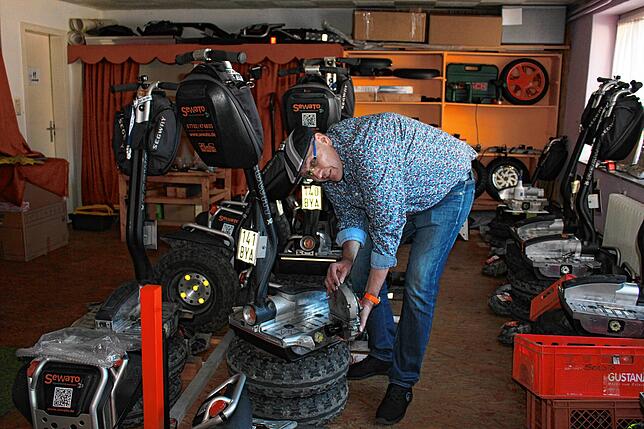 Mit der Wartung seiner insgesamt 35 Segways bereitet Reinhold Strecker seine Segway-Touren ab Mai vor. Sie sollen helfen, die Ausfälle ...
