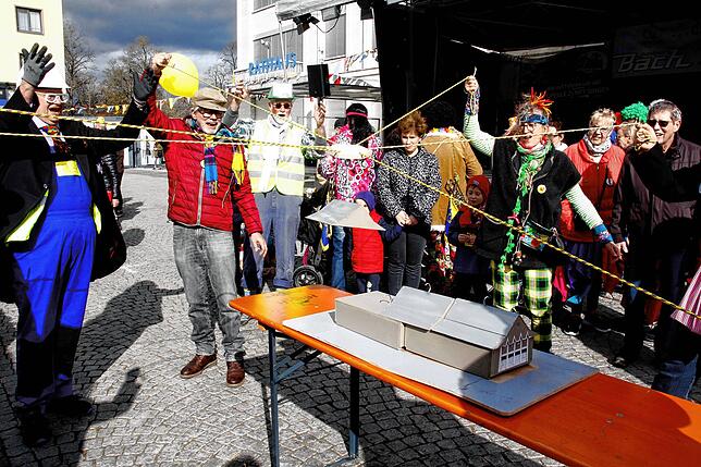 Beim Förderverein Freunde der Scheffelhalle war Einsatz gefragt: Mit einer Hand am schwebenden Seil mussten die Modellelemente der neuen ...