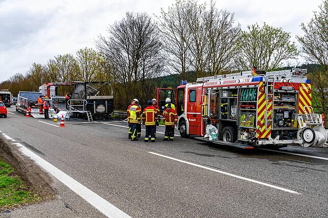 Die Feuerwehr Geisingen hat die Löscharbeiten übernommen, nachdem erst die Feuerwehr Tuningen ausgerückt ist.