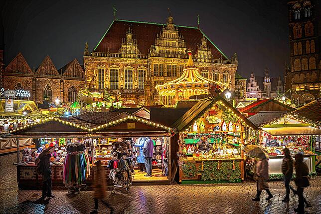 Der Weihnachtsmarkt vor dem Rathaus.