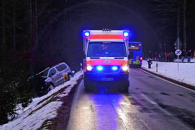 Der Rettungsdienst kümmerte sich um den verletzten Fahrer.