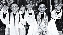 Am Anfang einer großen Karriere: Die Brüder Joseph (re) und Georg Ratzinger wurden 1951 zu Priestern geweiht. Bilder (4): dpa