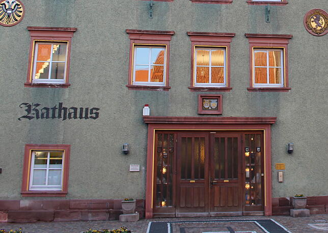 Die Tür am Bräunlinger Rathaus muss dringend neu gemacht werden, oder gibt es etwa einen Ersatz in der Stadt?
