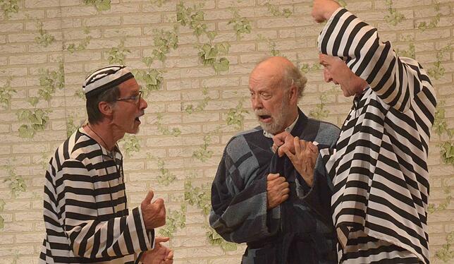 Auf raue Gesellen trifft Herr Taschenbier (Sigurt Häusler) in der Strafanstalt: Thomas Deusch und Klaus Wagner.