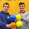 Jung, dynamisch, sportbegeistert: Constantin Hirschle (links) und Marvin Klink machen ein FSJ an der Grundschule in Stockach und ...