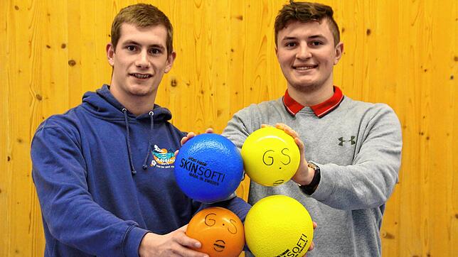 Jung, dynamisch, sportbegeistert: Constantin Hirschle (links) und Marvin Klink machen ein FSJ an der Grundschule in Stockach und ...