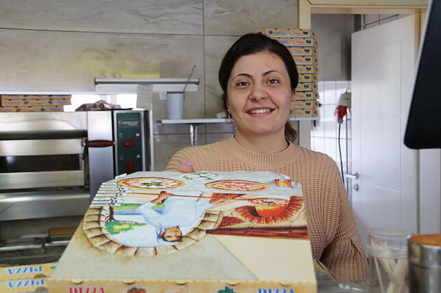 Auch Meryem Sürmelioglu vom Imbiss „King Kebap“ bemerkt die Preissteigerungen in der Lebensmittelbranche. Sie musste daher ...