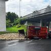 In Moosleerau im Kanton Aargau kippte ein Anhänger um. Die aus Altbrot bestehende Ladung wurde auf der Straße verstreut.