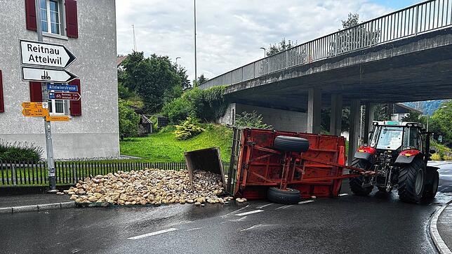 In Moosleerau im Kanton Aargau kippte ein Anhänger um. Die aus Altbrot bestehende Ladung wurde auf der Straße verstreut.