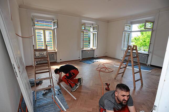 Gasmir Munati und Valter Koci (von links) arbeiten an der Elektroinstallation der Villa Rheinburg. Hier bezieht Bürgermeister Andreas ...