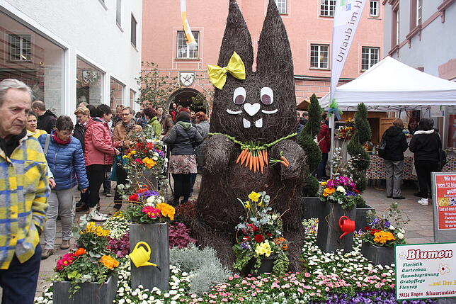 Handgefertigte Produkte, dekorative Artikel und kulinarische Spezialitäten laden auf Ostermärkten zum Staunen und Genießen.