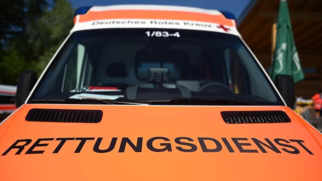 Rettungswagen - Symbolbild Ein Jugendlicher ist im Freibad Mundelsheim gestorben. (Symbolbild)