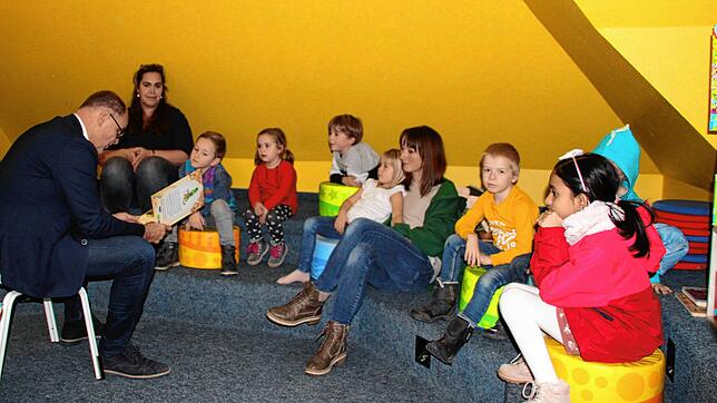 Oberbürgermeister Bernd Häusler liest am bundesweiten Vorlesetag Kinderbücher in der Singener Stadtbibliothek vor.