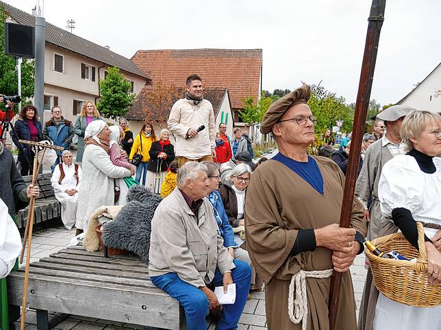 Bürgermeister Holger Mayer als Bauer fordert auf dem Dorfplatz mehr Gerechtigkeit für die Landbevölkerung.
