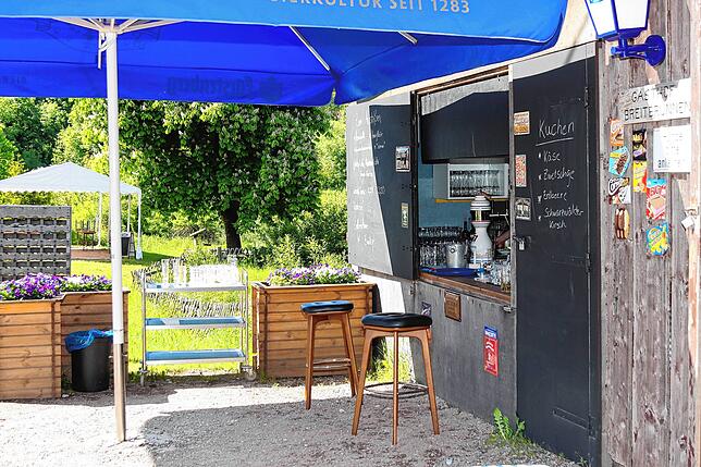 Zusätzlich zur Theke im Gastraum erfolgt an Sommertagen der Ausschank von einem kleinen Kiosk in der Scheune des Breitbrunnen aus.