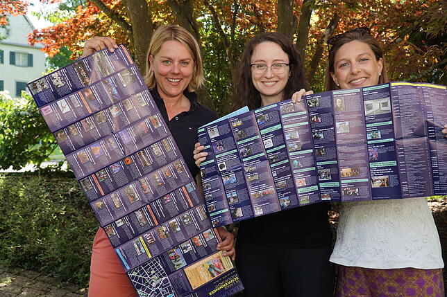 So bunt und lang wie der Flyer ist auch das Programm der 14. Langen Schwenninger Kulturnacht, das Sandra Bummel (links), Anna Mauder und ...