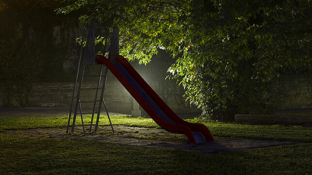 Eine Rutsche im Halbdunkeln auf einem Spielplatz. Der Missbrauch von Kindern kann überall passieren, das hat der erste Staufener ...
