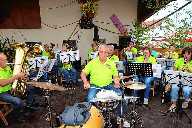 Die „Alten Kameraden“ setzten beim Bergfest in Aftholderberg die ersten musikalischen Akzente.