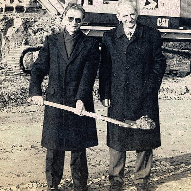 Günther Nufer macht 1992 zusammen mit Geschäftsführer Klaus Gonschior den ersten Spatenstich zum Bau der Eggbergklinik.