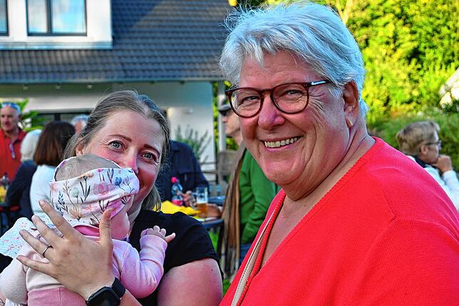 Strasser-Unterstützerin Else Franz hat eigens für das Treffen Käsefüße gebacken. Hier spricht sie mit Birgit Strasser.