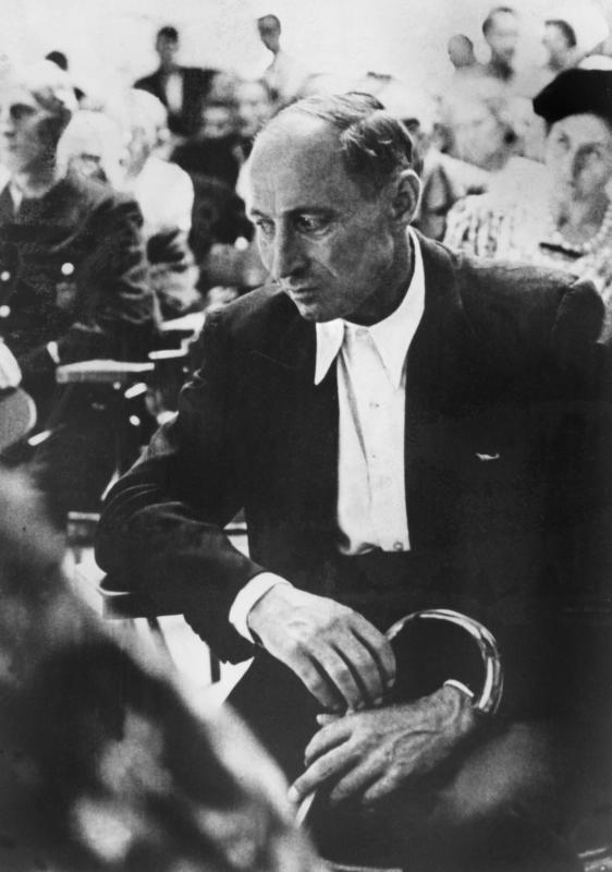 Der NS-Scharfrichter Johann Reichhart auf der Anklagebank 1947. Er richtete die Mitglieder der Weißen Rose mit der Guillotine hin. Sie ...