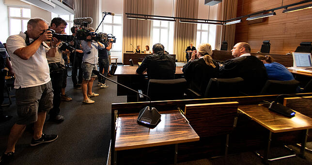 Der wegen Kindesmissbrauchs angeklagte Lebensgefährte (l) und die angeklagte Mutter (r) sitzen in einem Saal des Landgerichts vor der ...