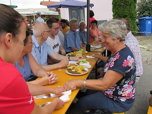 Viele Besucher nutzten die Gelegenheit, sich bekochen zu lassen, wie Elisabeth Häuptle (rechts) aus Rast.