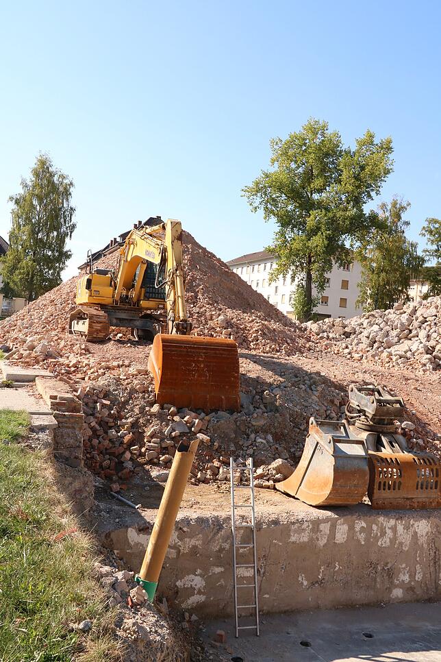 Große Materialmengen entstanden beim Abriss dieses Kasernengebäudes.