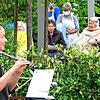 Sandra Demmer von der Initiative &bdquo;Markelfingen hilft&ldquo; spielt für ältere Bürger an der Seniorenwohnanlage &bdquo;Pflege mit ...