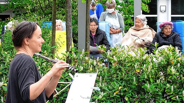Sandra Demmer von der Initiative &bdquo;Markelfingen hilft&ldquo; spielt für ältere Bürger an der Seniorenwohnanlage &bdquo;Pflege mit ...
