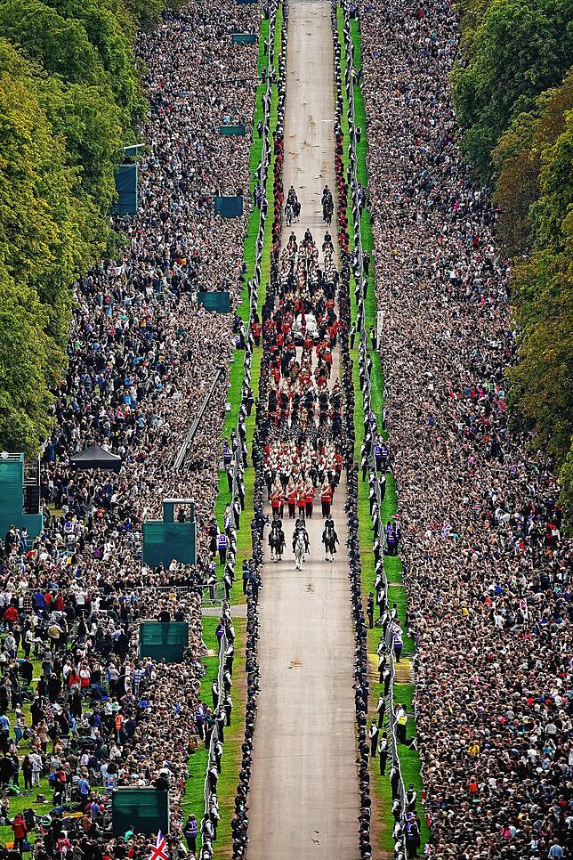 Die feierliche Prozession mit dem Sarg zieht über den Long Walk zum Schloss Windsor.