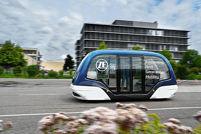 Auch eine Runde mit dem autonomen Shuttle steht für den Kanzler bei ZF auf dem Programm.