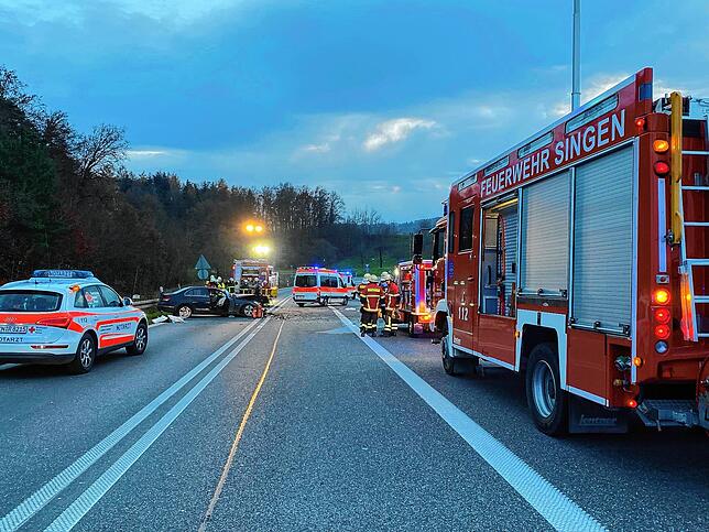 Horrorunfall am Ende der Autobahn 81 bei Gottmadingen: Zwei Autos waren frontal ineinander gefahren. Das Bild zeigt eine Einsatzszene.