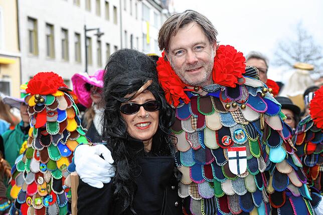 Bild 3: Schmotziger Dunschtig 2024: Auf und vor der Marktstätten-Bühne gibt es kein Halten mehr