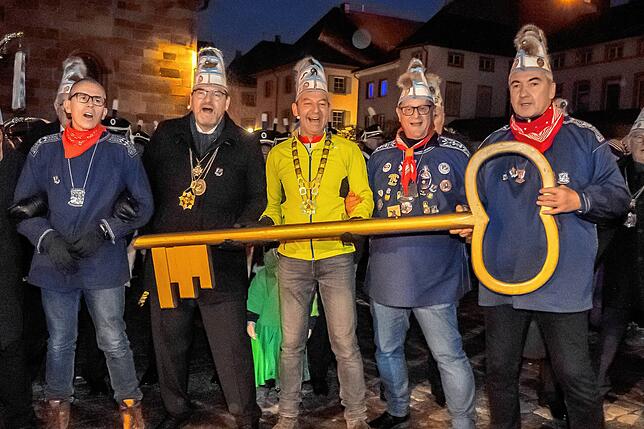 Bild 16: Fasnet Villingen: Die Narren holen sich ihren Rathausschlüssel vom OB