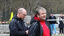 Mike Seidel (links) und Patrick Fosse, das Trainergespann beim FC Königsfeld, freuen sich über das 2:1 gegen die SG ...